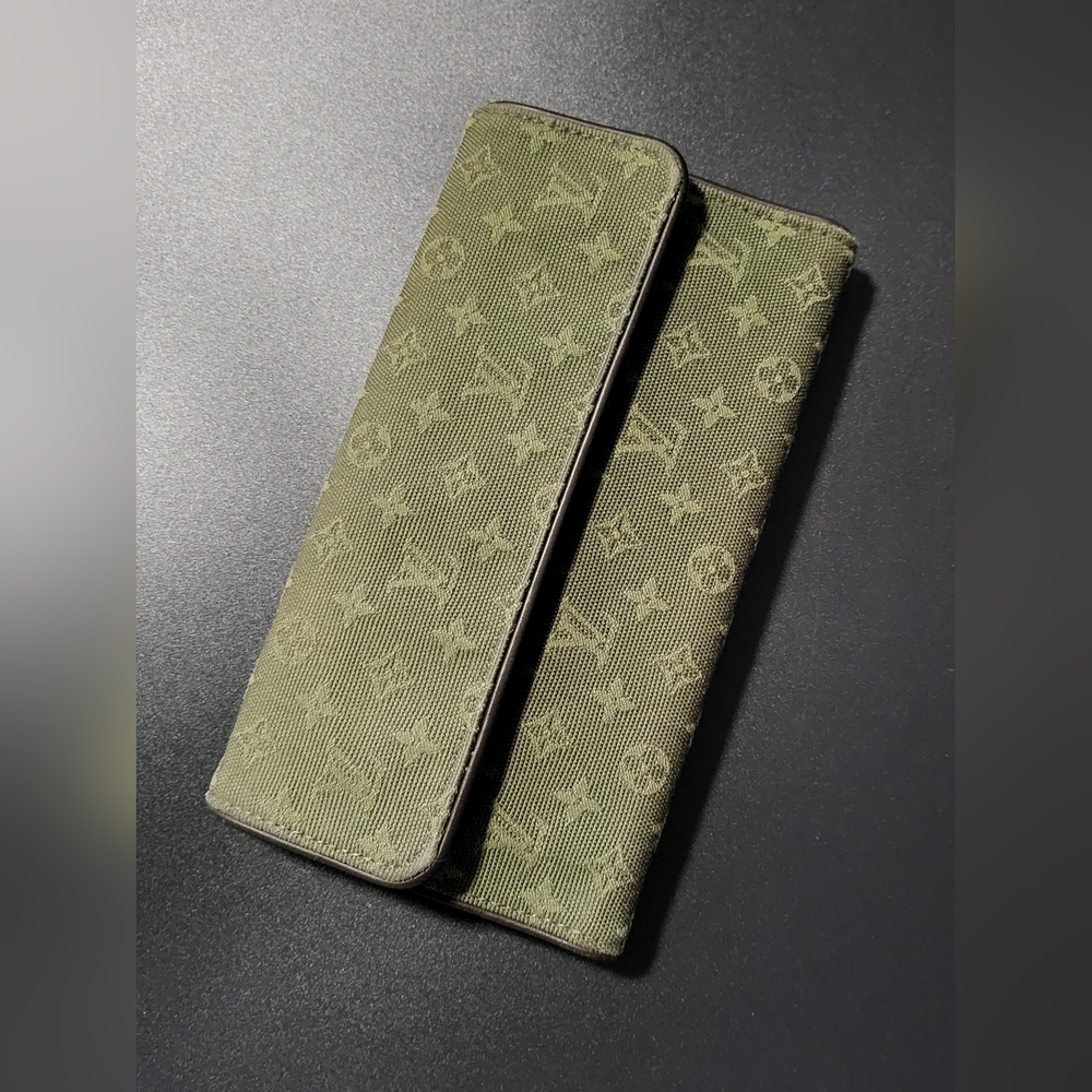 Louis Vuittons  ARMY GREEN Wallet